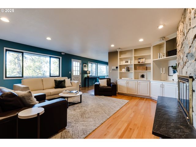 2595 HIGHLAND OAKS Dr, Eugene, OR 97405