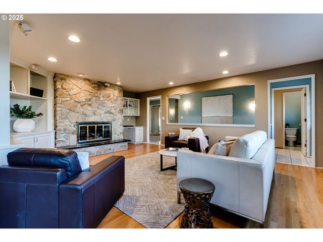 2595 HIGHLAND OAKS Dr, Eugene, OR 97405