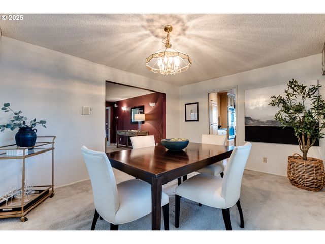 2595 HIGHLAND OAKS Dr, Eugene, OR 97405