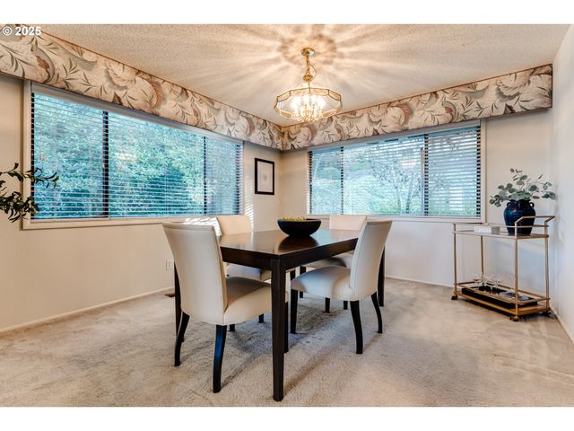 2595 HIGHLAND OAKS Dr, Eugene, OR 97405