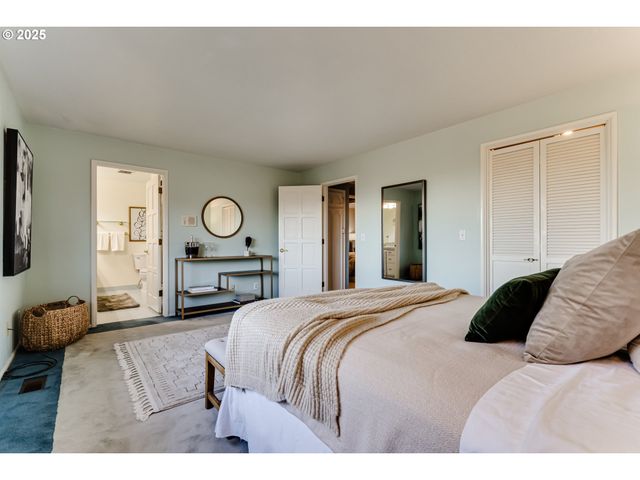 2595 HIGHLAND OAKS Dr, Eugene, OR 97405