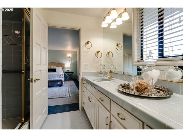 2595 HIGHLAND OAKS Dr, Eugene, OR 97405