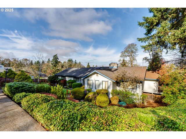 2595 HIGHLAND OAKS Dr, Eugene, OR 97405