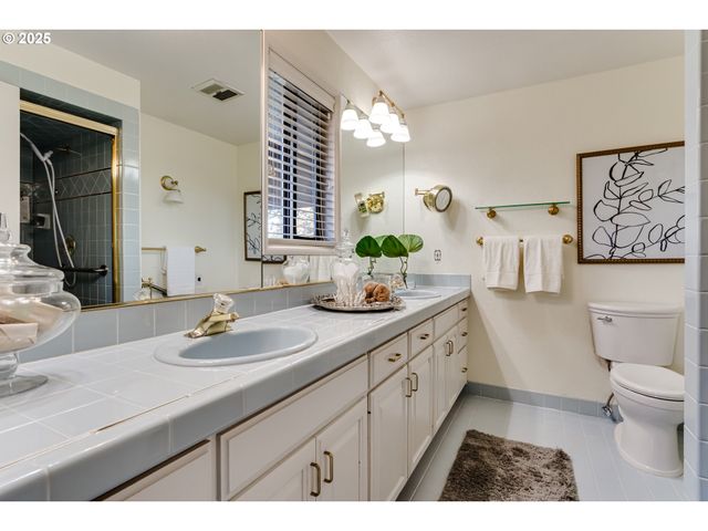 2595 HIGHLAND OAKS Dr, Eugene, OR 97405