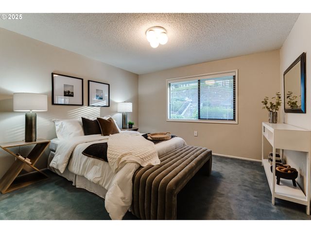 2595 HIGHLAND OAKS Dr, Eugene, OR 97405