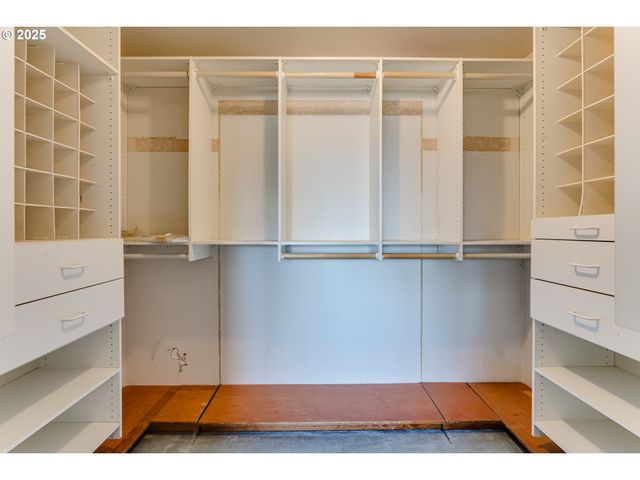 2595 HIGHLAND OAKS Dr, Eugene, OR 97405