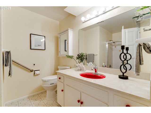 2595 HIGHLAND OAKS Dr, Eugene, OR 97405