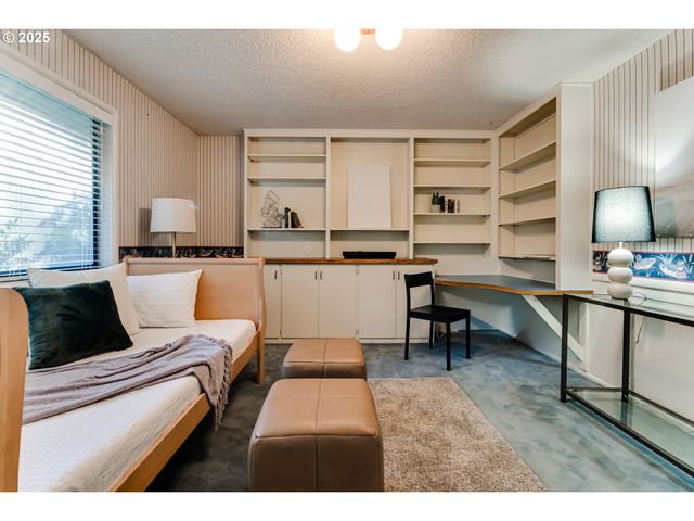 2595 HIGHLAND OAKS Dr, Eugene, OR 97405