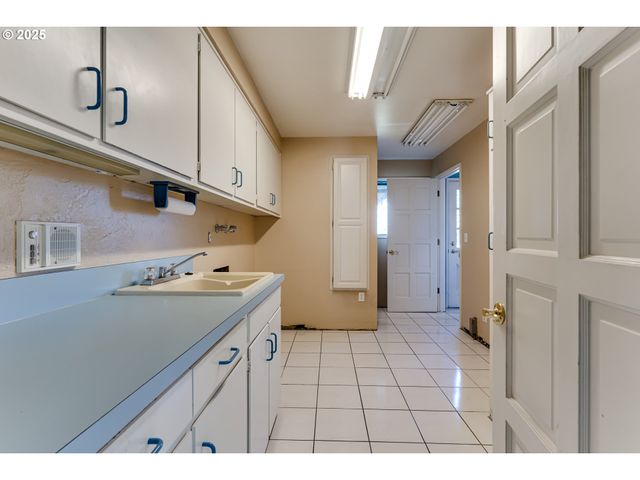 2595 HIGHLAND OAKS Dr, Eugene, OR 97405