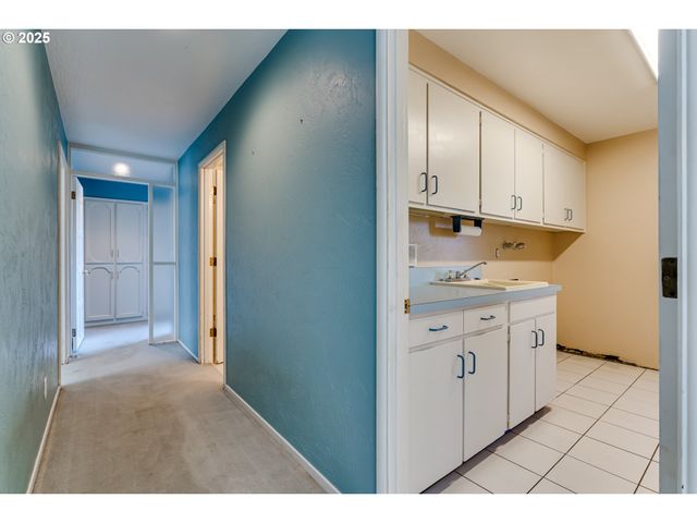 2595 HIGHLAND OAKS Dr, Eugene, OR 97405