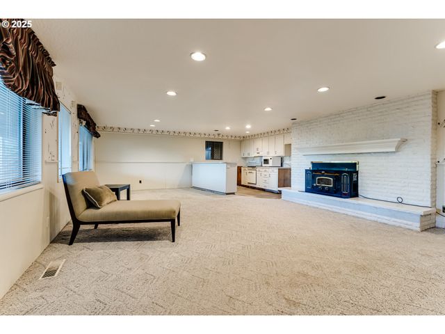 2595 HIGHLAND OAKS Dr, Eugene, OR 97405