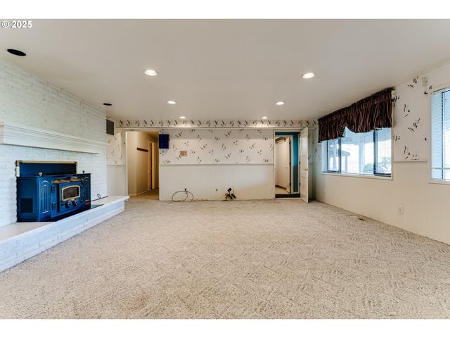 2595 HIGHLAND OAKS Dr, Eugene, OR 97405