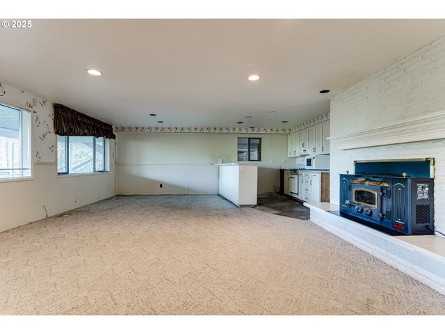 2595 HIGHLAND OAKS Dr, Eugene, OR 97405