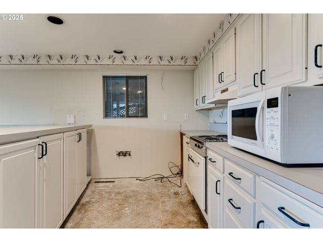 2595 HIGHLAND OAKS Dr, Eugene, OR 97405