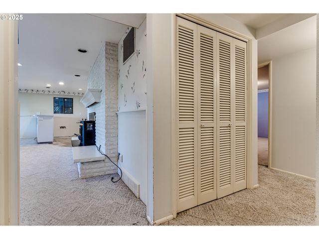 2595 HIGHLAND OAKS Dr, Eugene, OR 97405