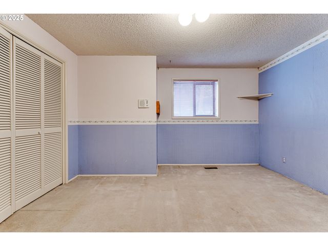 2595 HIGHLAND OAKS Dr, Eugene, OR 97405