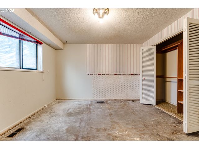 2595 HIGHLAND OAKS Dr, Eugene, OR 97405