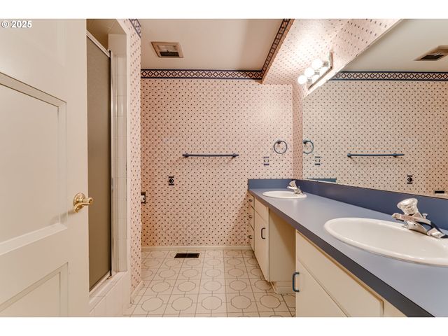 2595 HIGHLAND OAKS Dr, Eugene, OR 97405