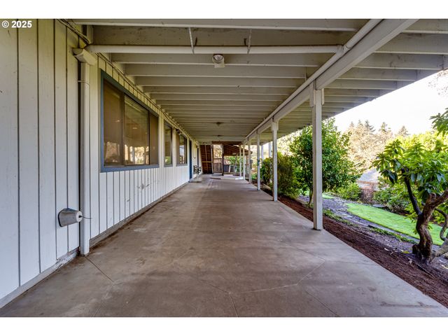 2595 HIGHLAND OAKS Dr, Eugene, OR 97405