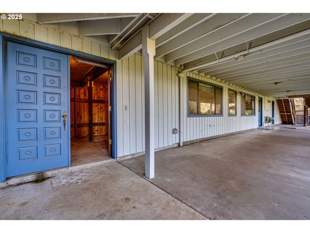 2595 HIGHLAND OAKS Dr, Eugene, OR 97405