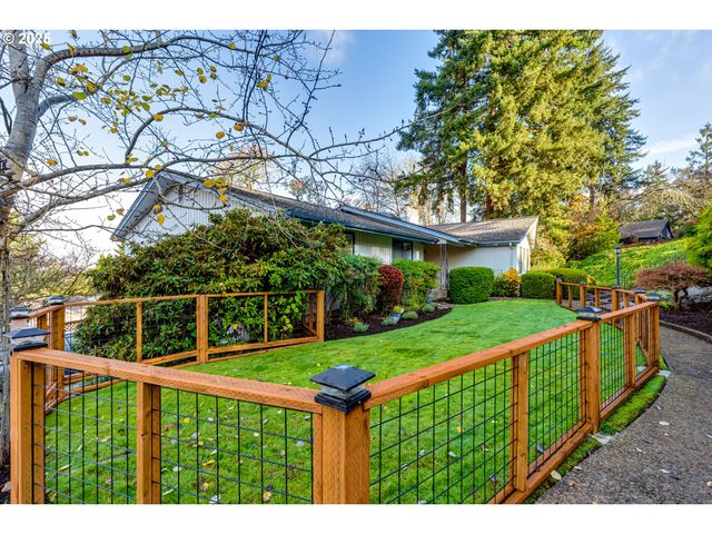 2595 HIGHLAND OAKS Dr, Eugene, OR 97405