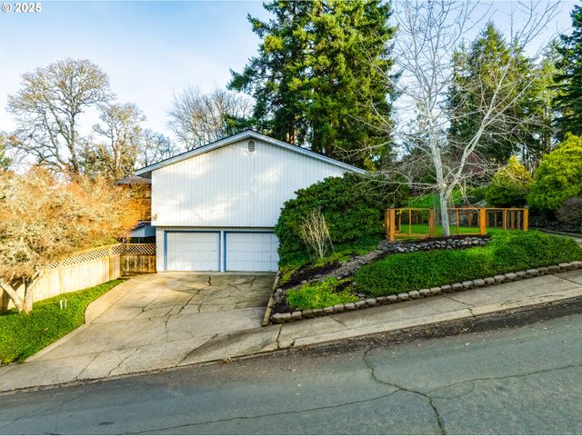 2595 HIGHLAND OAKS Dr, Eugene, OR 97405