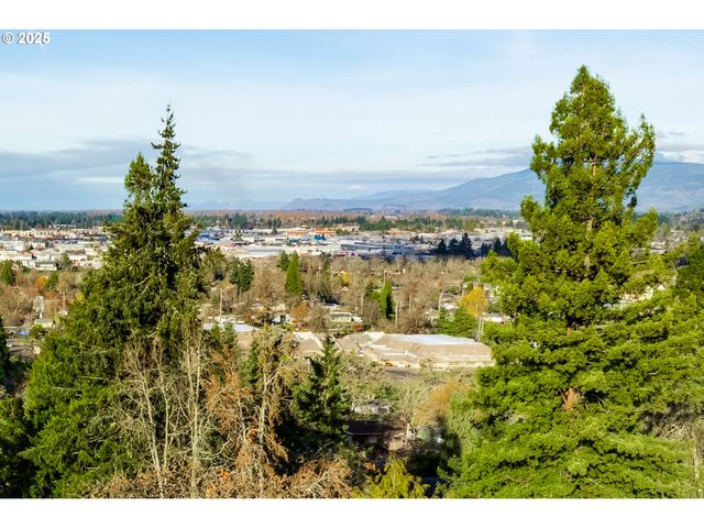2595 HIGHLAND OAKS Dr, Eugene, OR 97405
