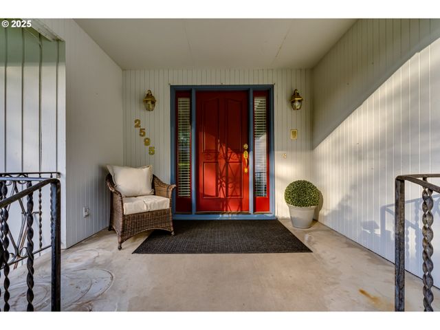 2595 HIGHLAND OAKS Dr, Eugene, OR 97405