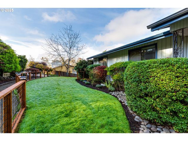 2595 HIGHLAND OAKS Dr, Eugene, OR 97405