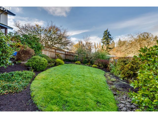 2595 HIGHLAND OAKS Dr, Eugene, OR 97405
