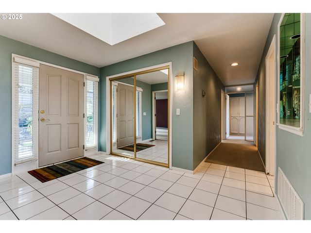 2595 HIGHLAND OAKS Dr, Eugene, OR 97405