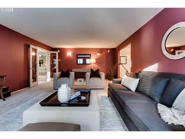 2595 HIGHLAND OAKS Dr, Eugene, OR 97405