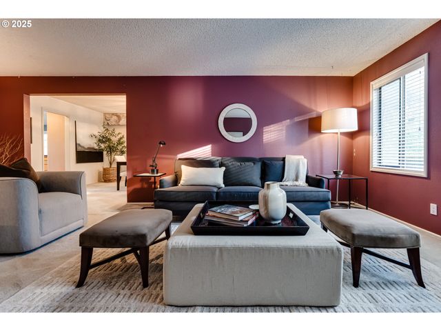 2595 HIGHLAND OAKS Dr, Eugene, OR 97405