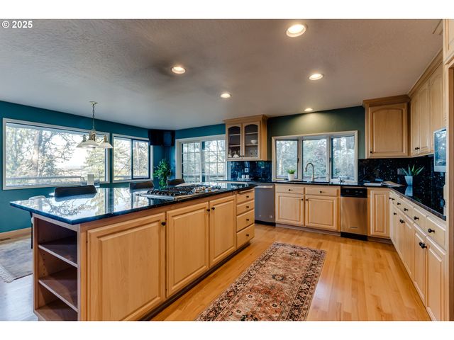 2595 HIGHLAND OAKS Dr, Eugene, OR 97405