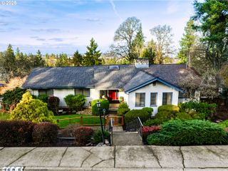 2595 HIGHLAND OAKS Dr, Eugene, OR 97405