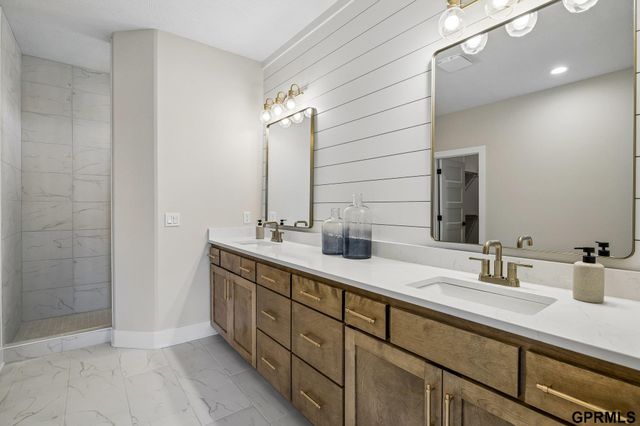 21512 E Circle, Omaha, NE 68022