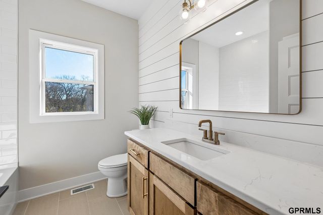 21512 E Circle, Omaha, NE 68022