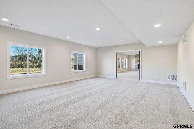 21512 E Circle, Omaha, NE 68022