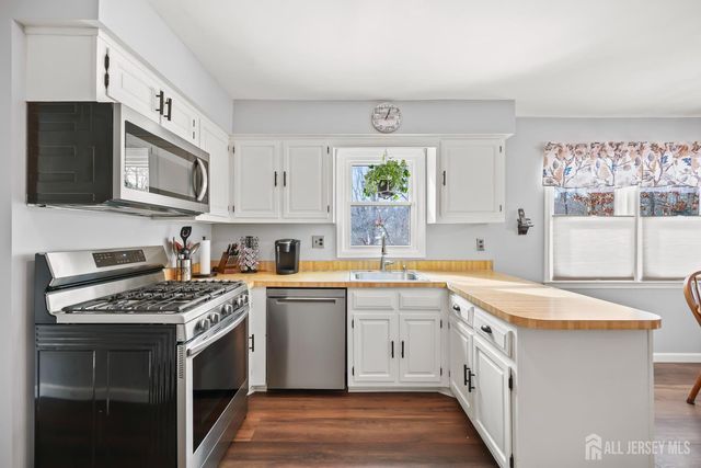 18 Apache Court, East Brunswick, NJ 08816