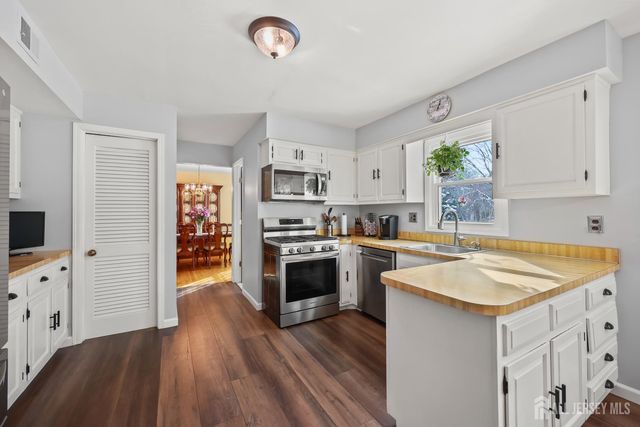 18 Apache Court, East Brunswick, NJ 08816