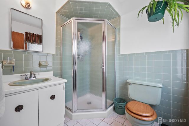 18 Apache Court, East Brunswick, NJ 08816