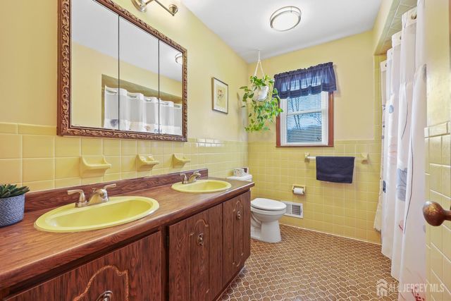 18 Apache Court, East Brunswick, NJ 08816