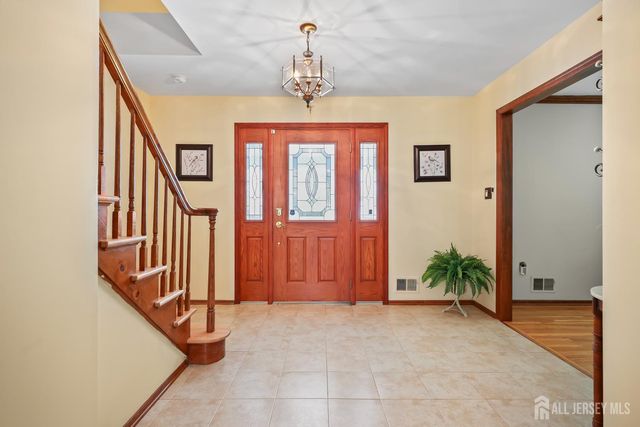 18 Apache Court, East Brunswick, NJ 08816