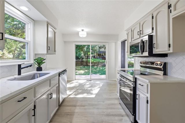10223 Rosehill Road, Lenexa, KS 66215