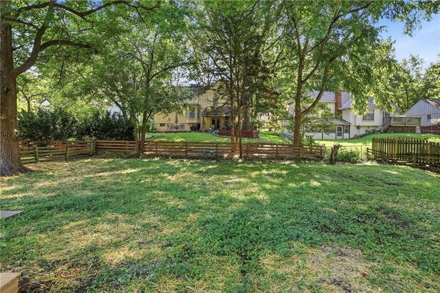 10223 Rosehill Road, Lenexa, KS 66215