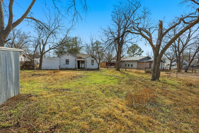 803 E 14th Street, Bonham, TX 75418