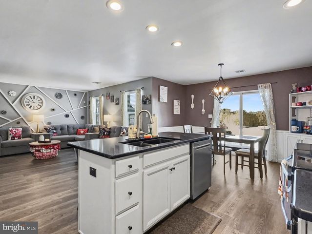 10 CORIANDER LN, Manchester, PA 17345