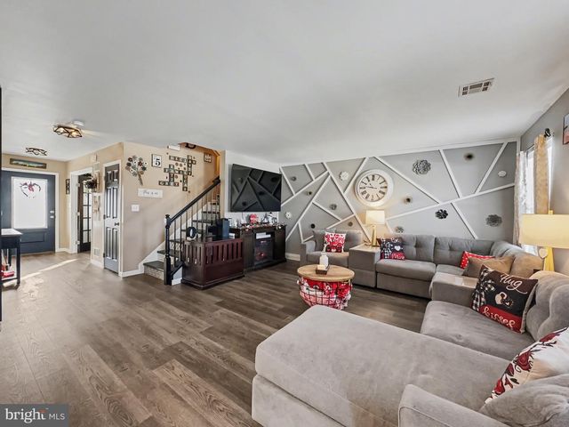 10 CORIANDER LN, Manchester, PA 17345