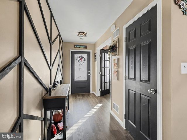 10 CORIANDER LN, Manchester, PA 17345