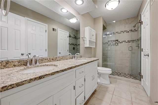 6724 W 126th Court, Leawood, KS 66209